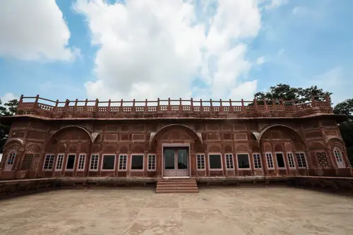 WelcomHeritage Bal Samand Lake Palace - Overview - Entrance 40