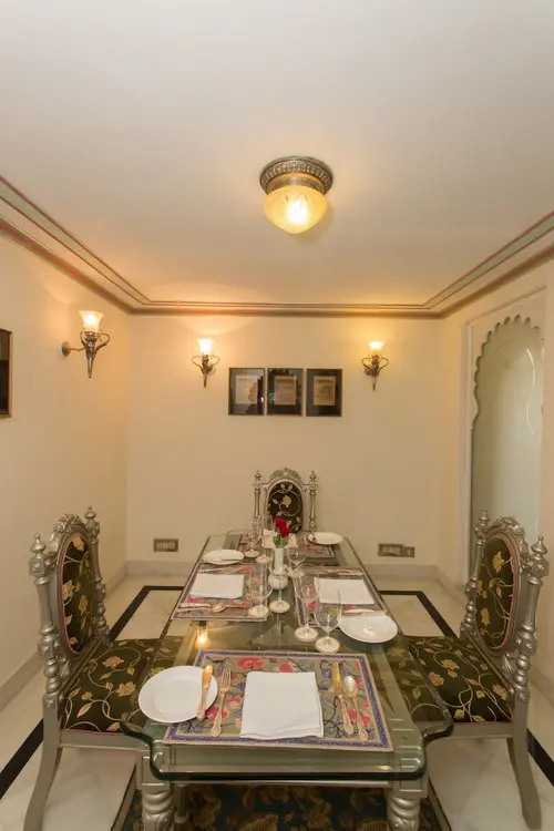 Shiv Niwas Palace, Udaipur - Rooms - 700 Sqft 65 Sqmt Lake View Queenbed 48